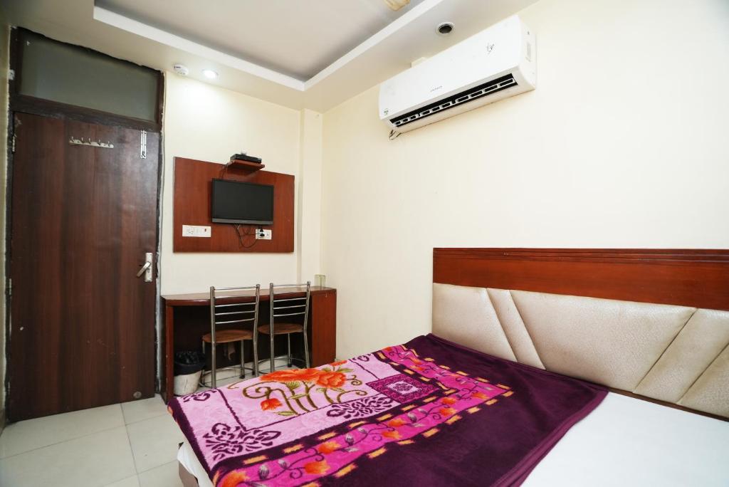 Postel nebo postele na pokoji v ubytování Hotel Ashirwad near New Delhi Railway Station, Paharganj