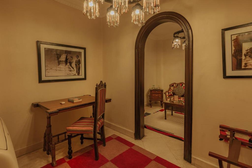 a dining room with a table and a mirror at Le Riad Hotel de Charme in Cairo