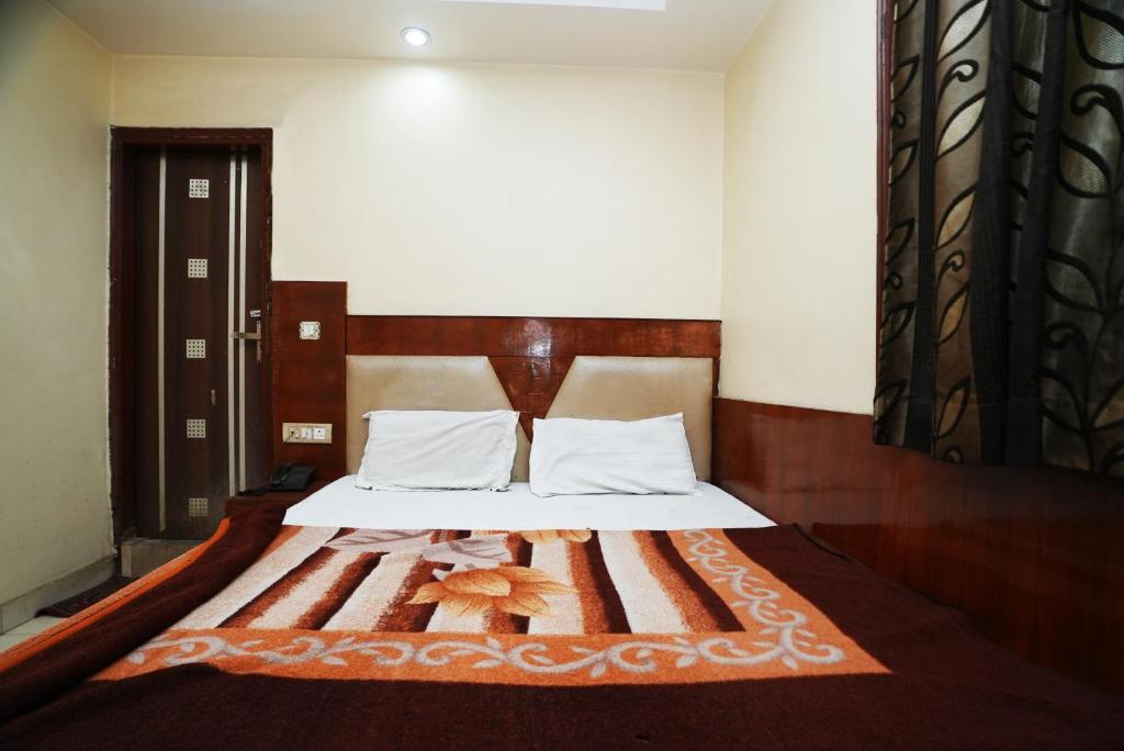 Postel nebo postele na pokoji v ubytování Hotel Ashirwad near New Delhi Railway Station, Paharganj