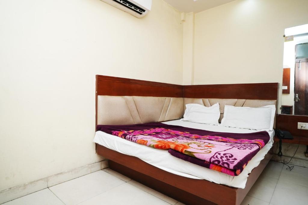 Postel nebo postele na pokoji v ubytování Hotel Ashirwad near New Delhi Railway Station, Paharganj