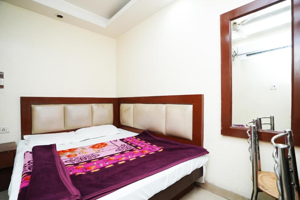 Postel nebo postele na pokoji v ubytování Hotel Ashirwad near New Delhi Railway Station, Paharganj
