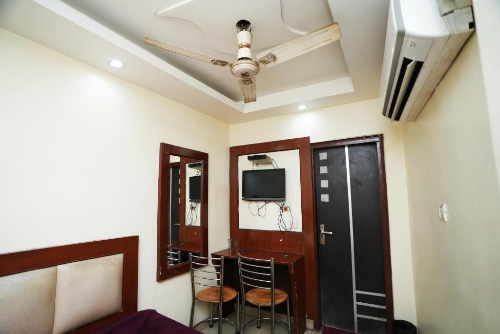 TV a/nebo společenská místnost v ubytování Hotel Ashirwad near New Delhi Railway Station, Paharganj