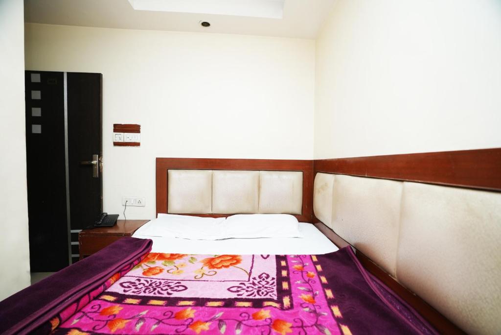 Postel nebo postele na pokoji v ubytování Hotel Ashirwad near New Delhi Railway Station, Paharganj