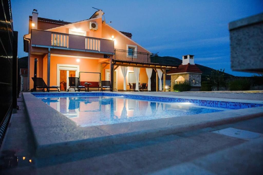 Fotografie z fotogalerie ubytování Holiday home Anica v destinaci Čavoglave