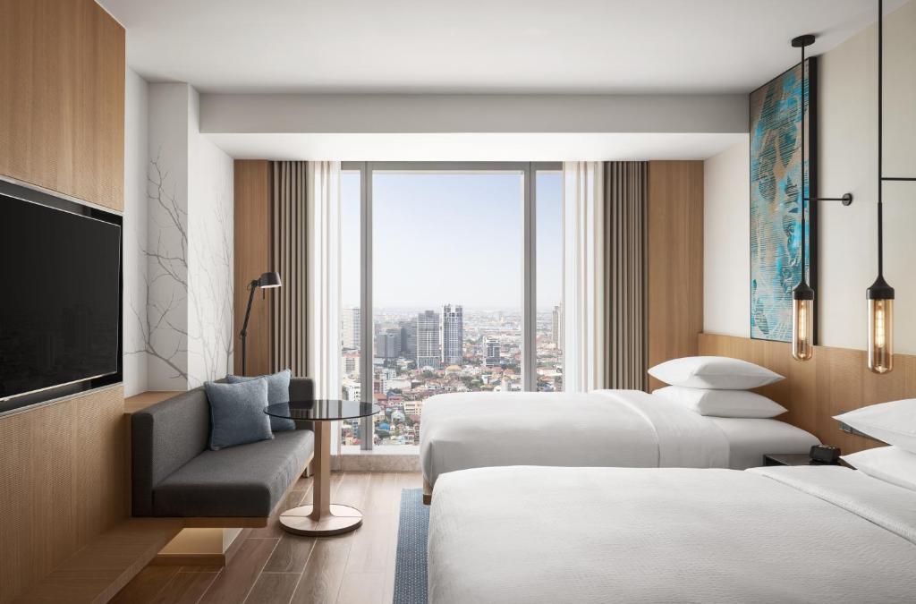 Postel nebo postele na pokoji v ubytování Fairfield by Marriott Phnom Penh