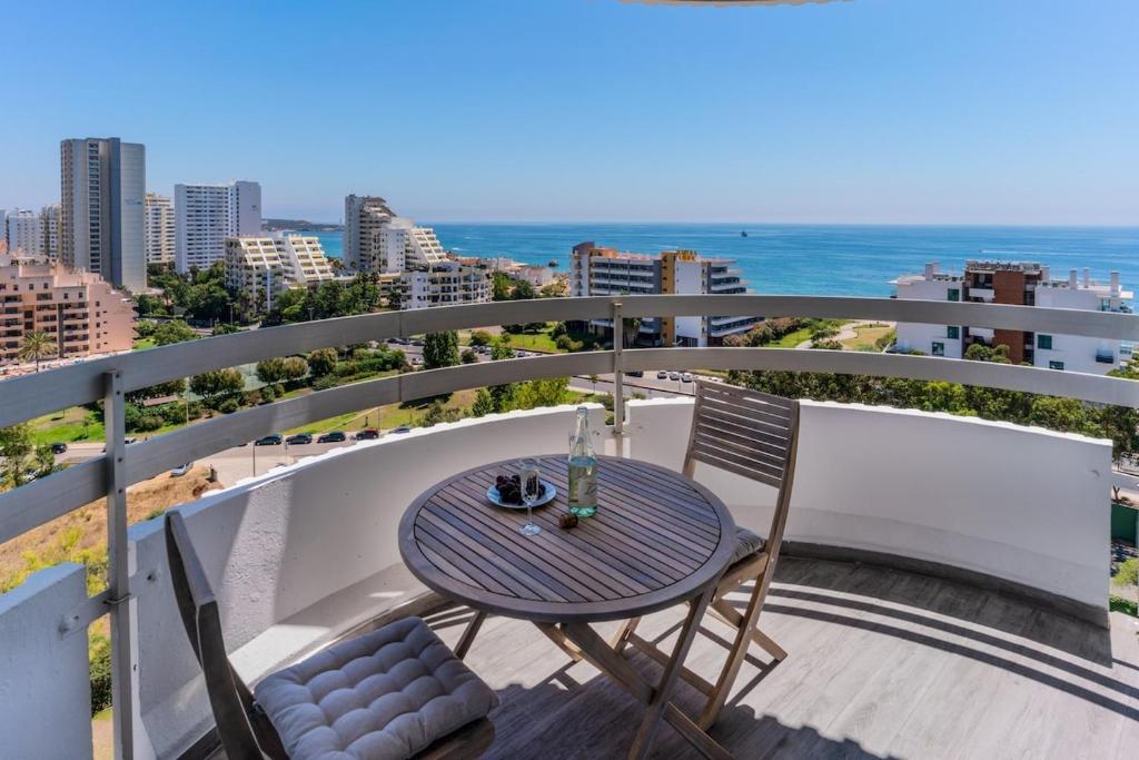 Modern Apartment with Ocean View & Terrace - Free Access to Pool and Tennis Courts by Lisbeyond