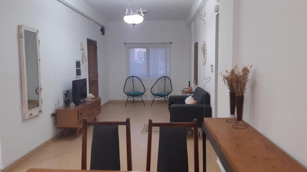 salon z kanapą i 2 krzesłami w obiekcie Departamento para 4 y 1 garaje - Pepitero w mieście Posadas