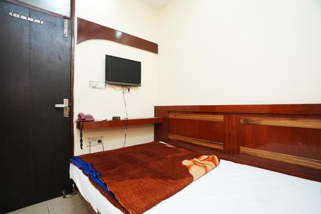 Postel nebo postele na pokoji v ubytování Hotel Ashirwad near New Delhi Railway Station, Paharganj