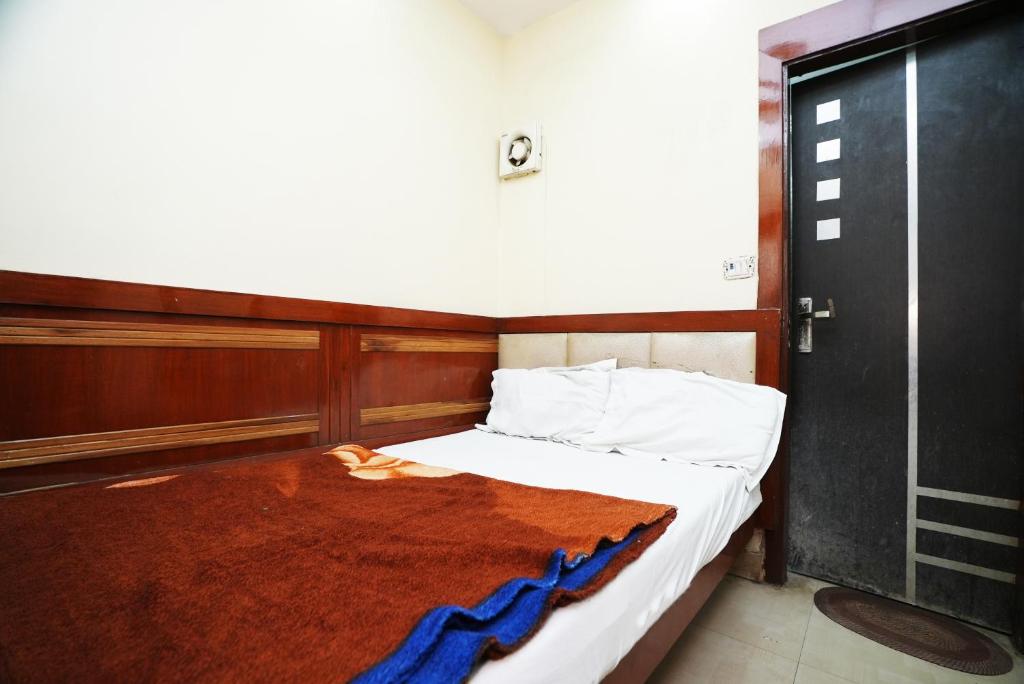 Postel nebo postele na pokoji v ubytování Hotel Ashirwad near New Delhi Railway Station, Paharganj