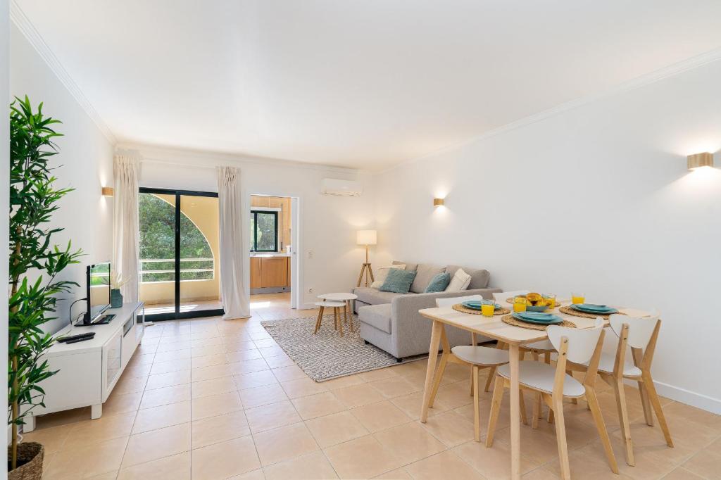 Salgados Beach Apartment - 7 min walk to beach by Lisbeyond