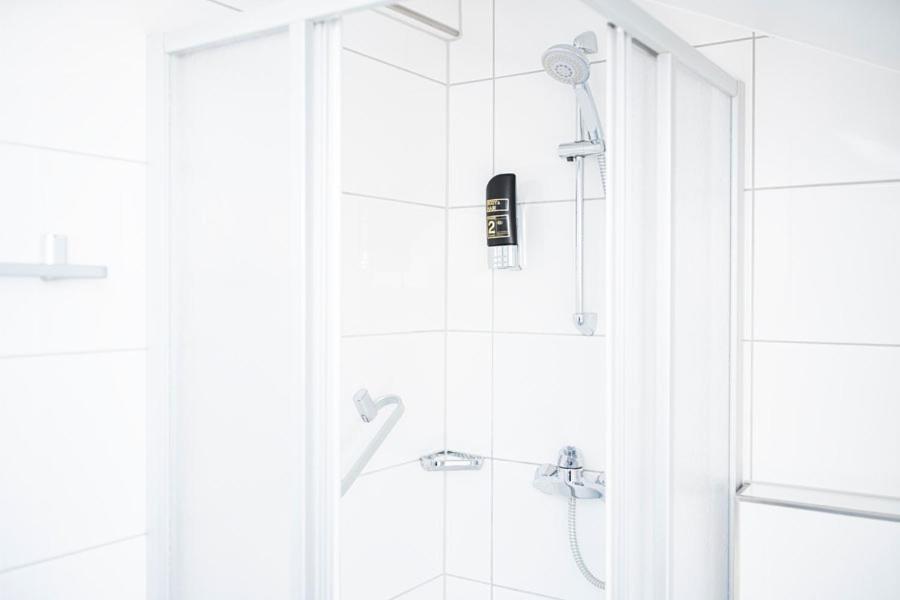 a bathroom with a shower with a shower head at Ringhotel Schlossberg in Neustadt