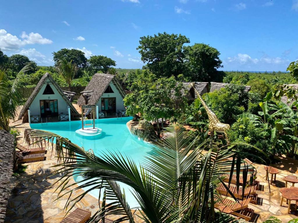 Mtende的住宿－Baobab Africa Lodge Zanzibar，享有带游泳池的度假村的空中景致