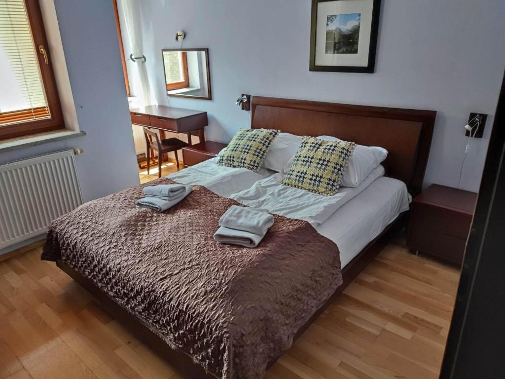 - une chambre avec un lit et 2 serviettes dans l'établissement Apartament HANIA, à Zakopane