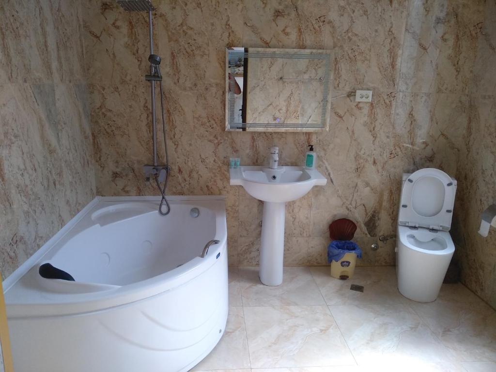 Koupelna v ubytování Hotel Royal