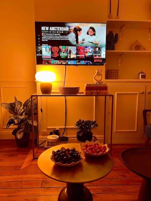 a living room with two bowls of fruit on a table at Paris Home in Boulogne-Billancourt