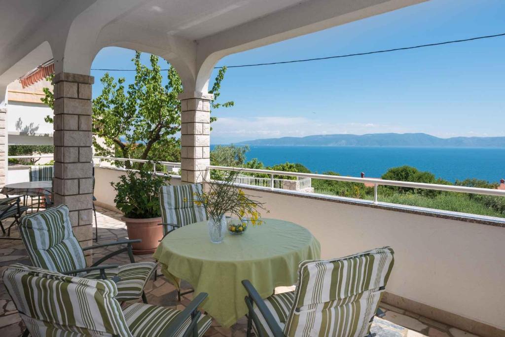 d'une table et de chaises sur un balcon donnant sur l'océan. dans l'établissement Apartments in Ravni/Istrien 30383, à Ravni