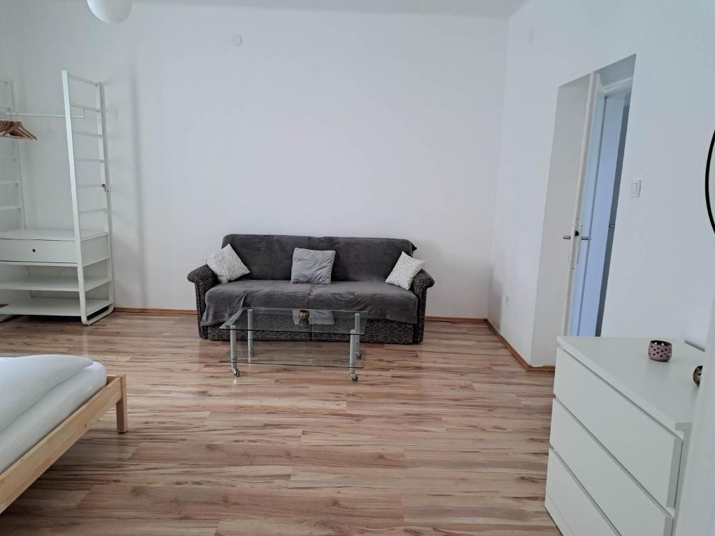 Tarcal Apartman - Three-Bedroom Apartment