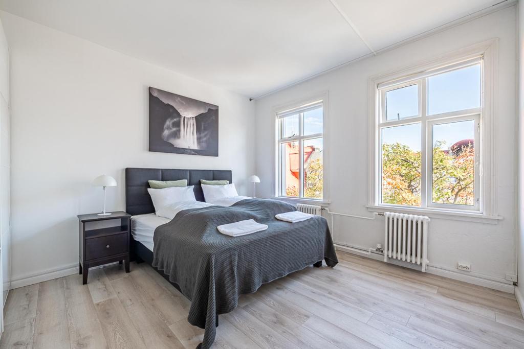 Postel nebo postele na pokoji v ubytování Ingolfsstræti Apartments by Heimaleiga