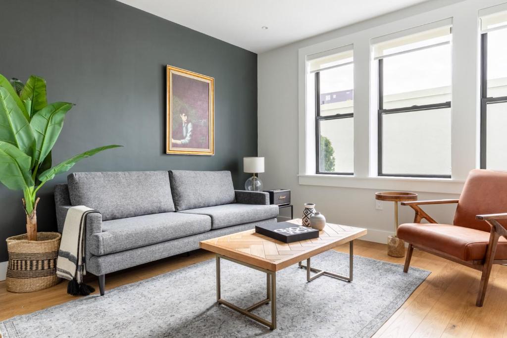 ボストンにあるAmple Allston 2BR w WD in basement BOS-271のソファとテーブルのあるリビングルーム