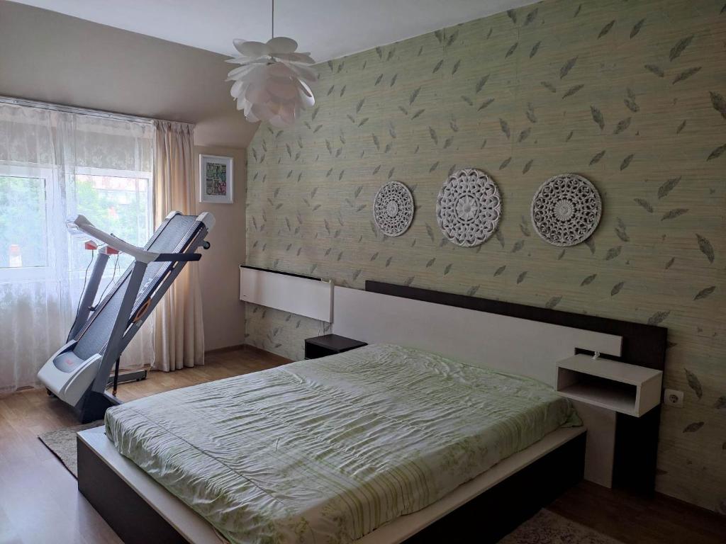 Un dormitorio con una cama y platos en la pared en Apartment Ventuno 21 en Sliven