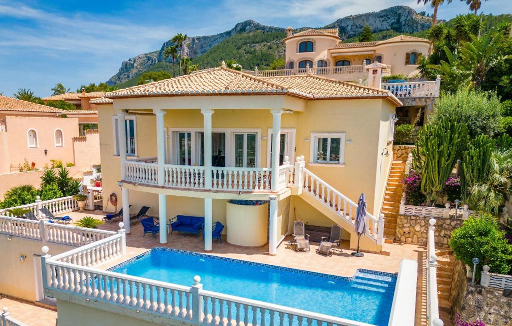 une villa avec une piscine et une maison dans l'établissement Casa Penney, à Dénia