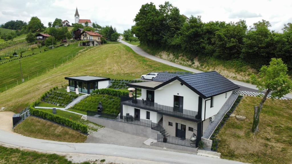 een uitzicht op een huis met een oprit bij Vila Emina in Podčetrtek