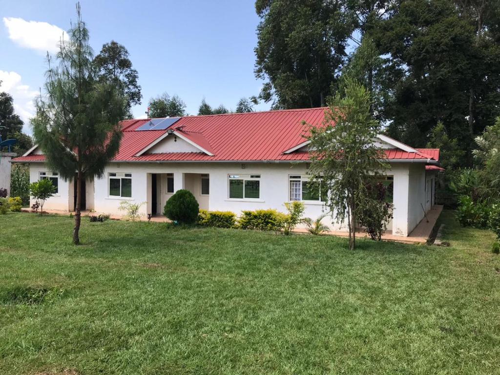 uma casa branca com um telhado vermelho em Ludali homes em Kakamega