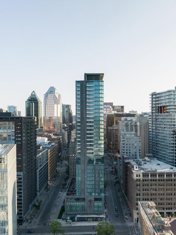 モントリオールにあるHONEYROSE Hotel, Montreal, a Tribute Portfolio Hotelの高層建築の街並み