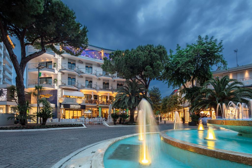 Bazén v ubytování Monaco Suites Hotel nebo v jeho okolí