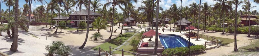 een resort met een waterglijbaan en palmbomen bij Kani Boutique Resort in Canavieiras