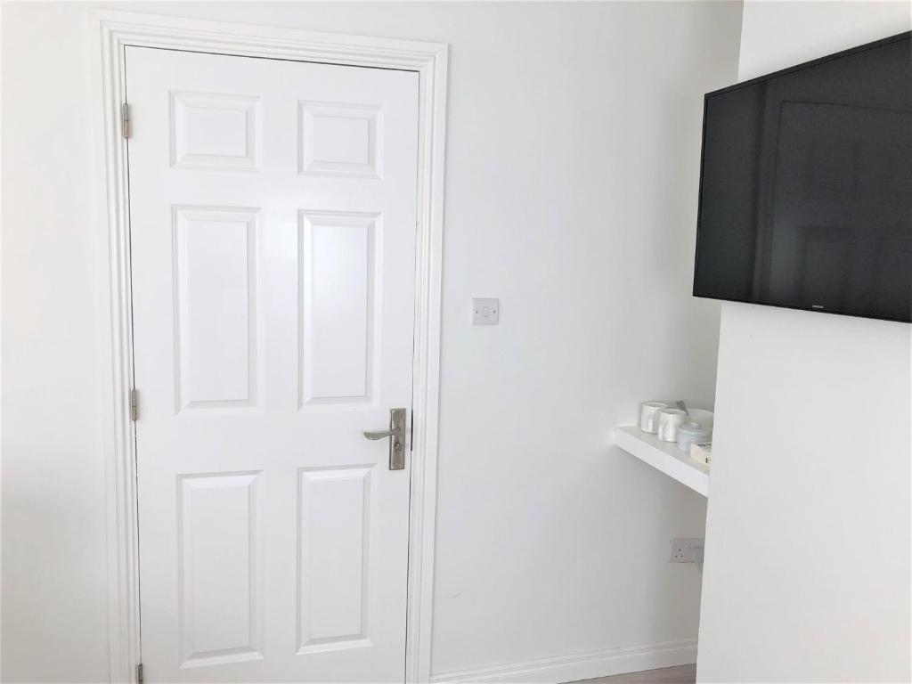 TV a/nebo společenská místnost v ubytování Railway Avenue Rooms