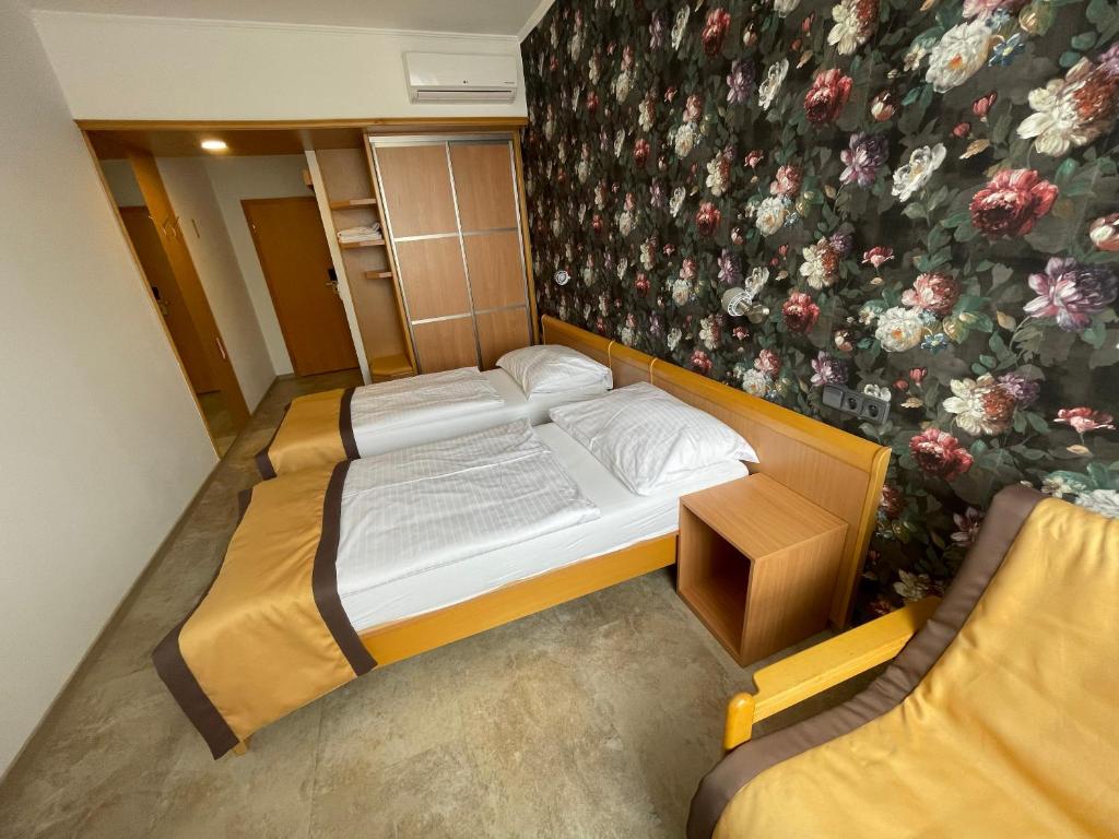 Postel nebo postele na pokoji v ubytování Hotel Akademie a depandance Vila Jarmila