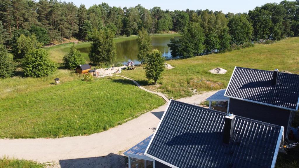 einen Luftblick auf einen Campingplatz mit einem See und Bäumen in der Unterkunft OSTOJA PAWIE OKO in Potęgowo