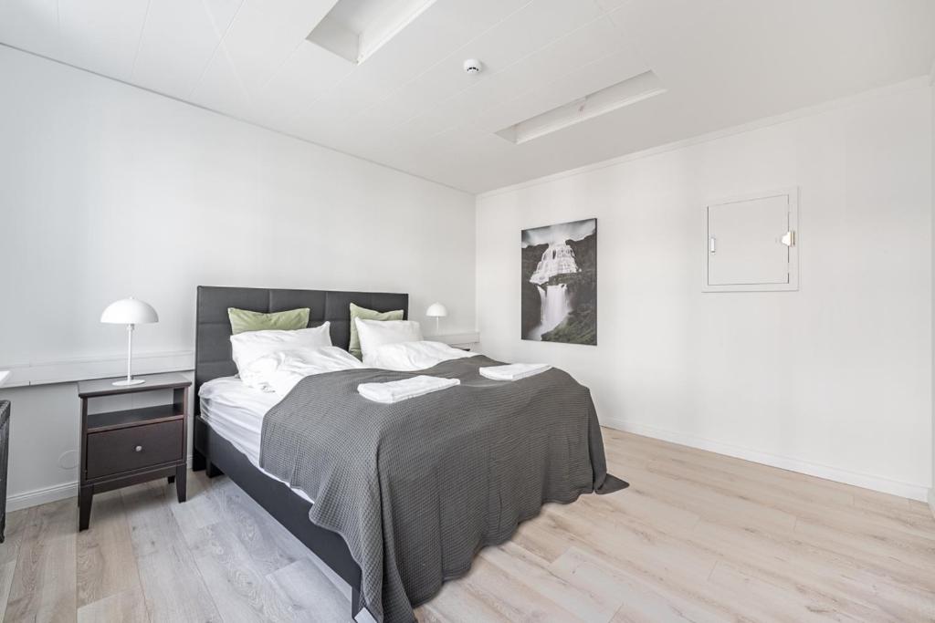 Postel nebo postele na pokoji v ubytování Ingolfsstræti Apartments by Heimaleiga
