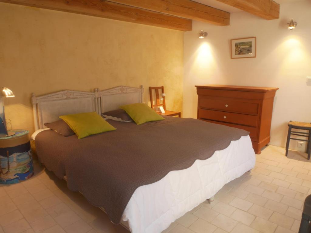 Una cama o camas en una habitaci&oacute;n de Maison Le Palais, 4 pi&egrave;ces, 6 personnes - FR-1-418-64