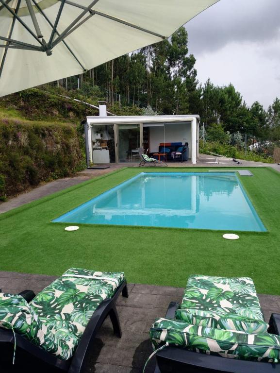 Bazén v ubytovaní Casa Rocha Velha con terraza y piscina particular alebo v jeho blízkosti