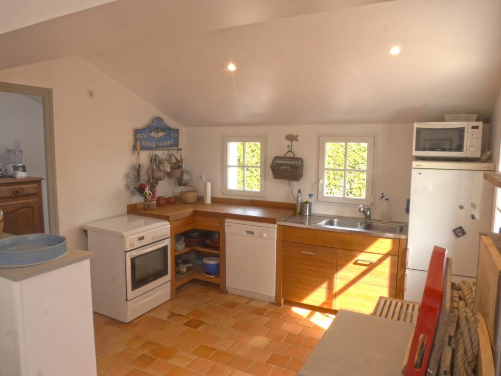 Una cocina o kitchenette en Maison Sauzon, 6 pi&egrave;ces, 8 personnes - FR-1-418-155