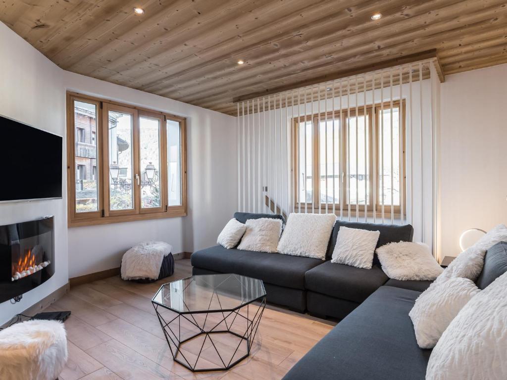 un salon avec un canapé et une cheminée dans l'établissement Appartement rénové 4 chambres, centre de Megève, proche télécabine, 8 pers., parking inclus - FR-1-453-173, à Megève