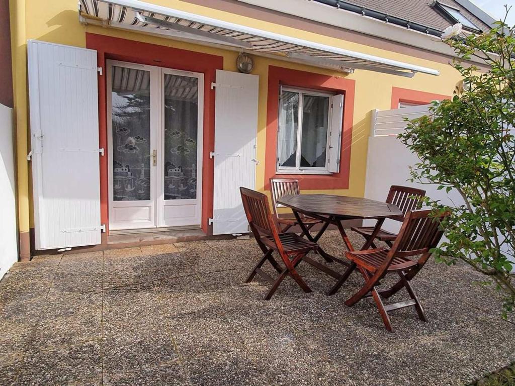 une table et des chaises devant une maison dans l'établissement Appartement RDC avec jardin proche du port, terrasse, parking privé, idéal couple/enfant, animaux OK - FR-1-418-171, au Palais
