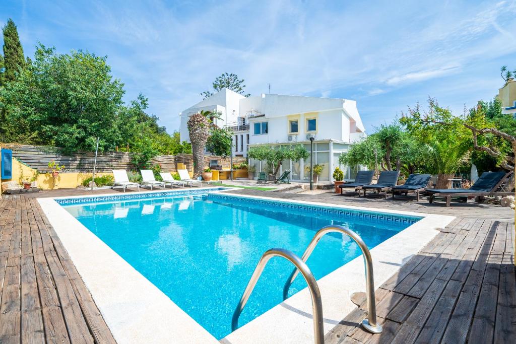 a swimming pool in front of a house at Hauzify I Villa del Castell in Altafulla