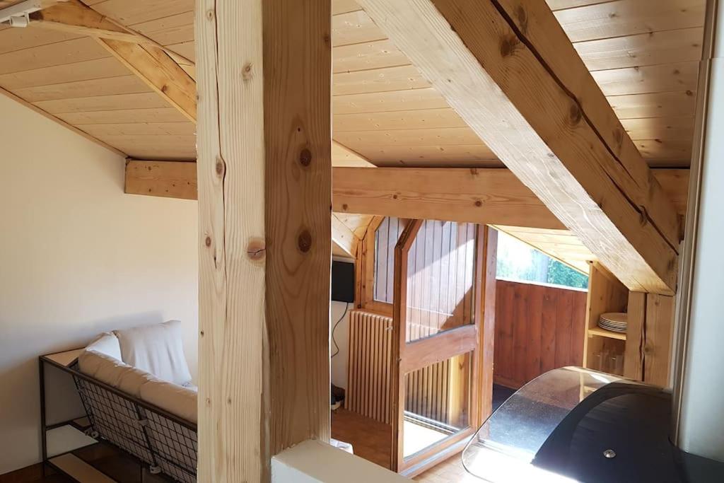 Cette chambre mansardée dispose de plafonds en bois. dans l'établissement Appartement Les Dents Blanches - Samöens Centre, à Samoëns