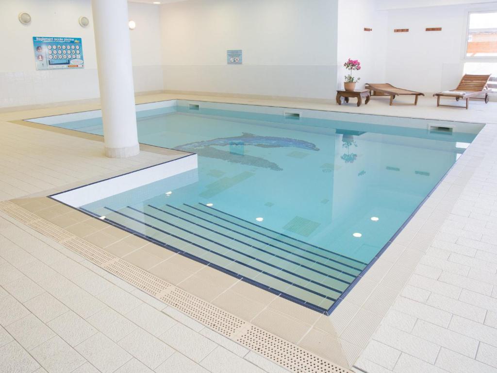 a large swimming pool in a building at Appartement Puy-Saint-Vincent, 2 pièces, 4 personnes - FR-1-504-340 in Puy-Saint-Vincent