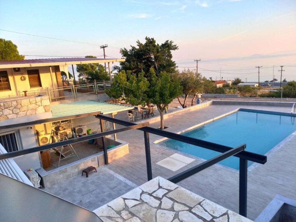 uitzicht op het zwembad vanaf het balkon van een huis bij Magic View 4U Iulia in Kineta