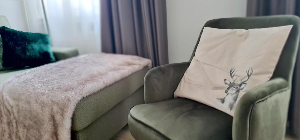 una silla con una almohada con un ciervo. en Apartment Traube - Stelvio, en Stelvio