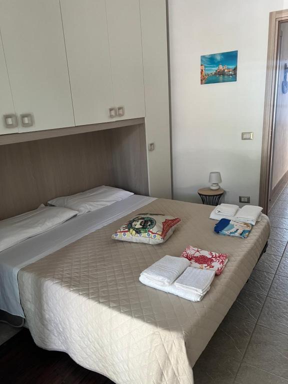 A bed or beds in a room at Villa GLORIA intero alloggio sulla spiaggia 8 posti letto 15 minuti da Palermo e 35 da Cefalu