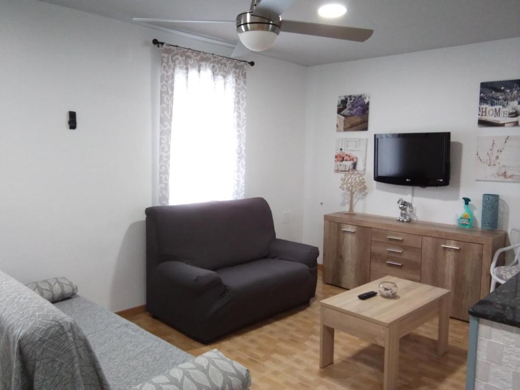 uma sala de estar com um sofá e uma televisão em Casas del Mar em Les Cases d'Alcanar