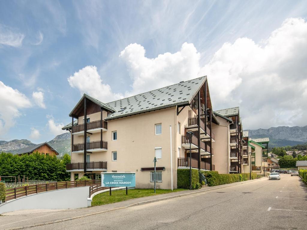 un immeuble situé sur le côté d'une route dans l'établissement Vacancéole - Résidence La Croix Margot, à Villard-de-Lans