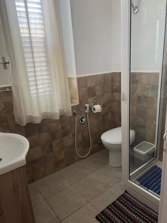 A bathroom at Villa GLORIA intero alloggio sulla spiaggia 8 posti letto 15 minuti da Palermo e 35 da Cefalu