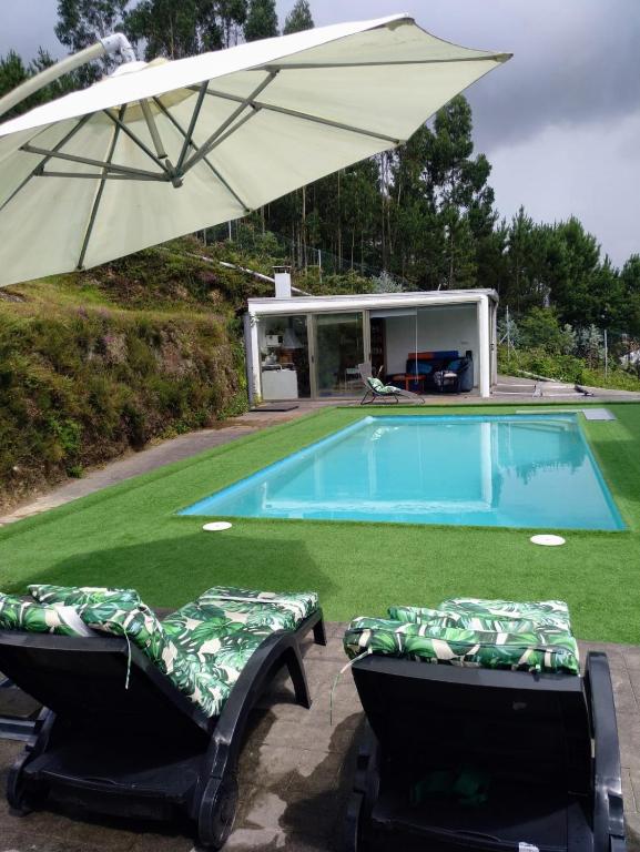 Bazén v ubytovaní Casa Rocha Velha con terraza y piscina particular alebo v jeho blízkosti