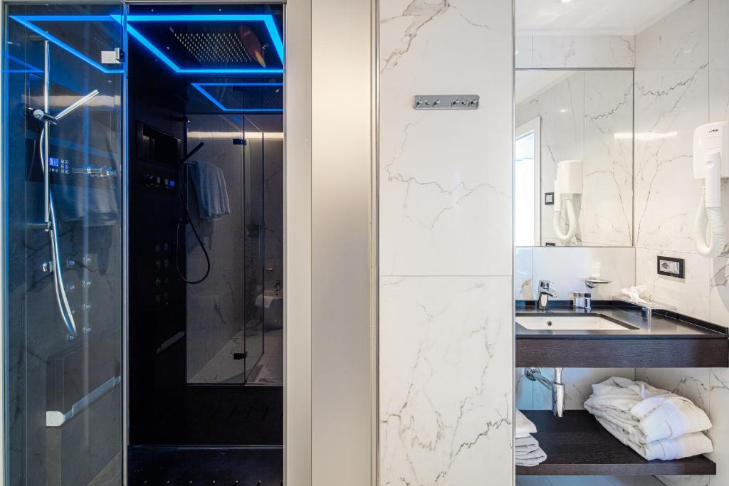 Koupelna v ubytování Monaco Suites Hotel